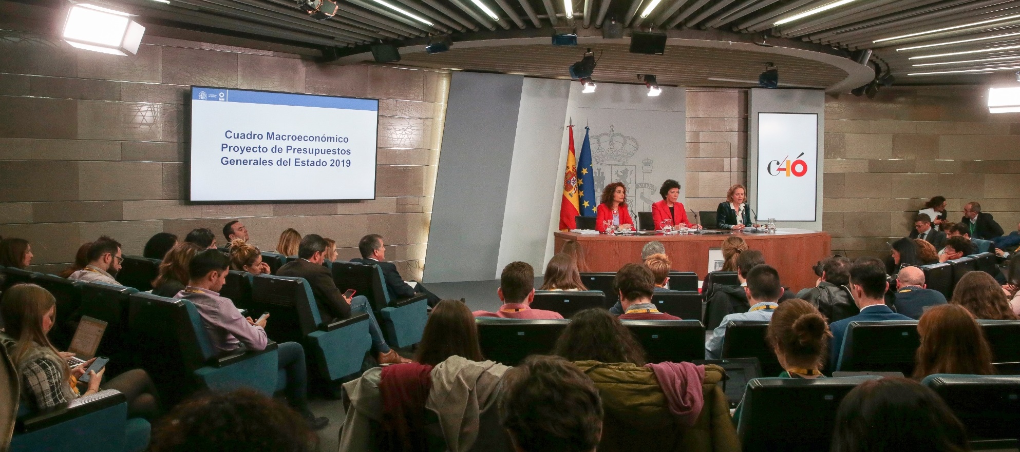 La portavoz del Gobierno, Isabel Celaá, la ministra de Hacienda, María Jesús Montero, y la ministra de Economía y Empresa, Nadia Calviño. Pool Moncloa/JM Cuadrado.