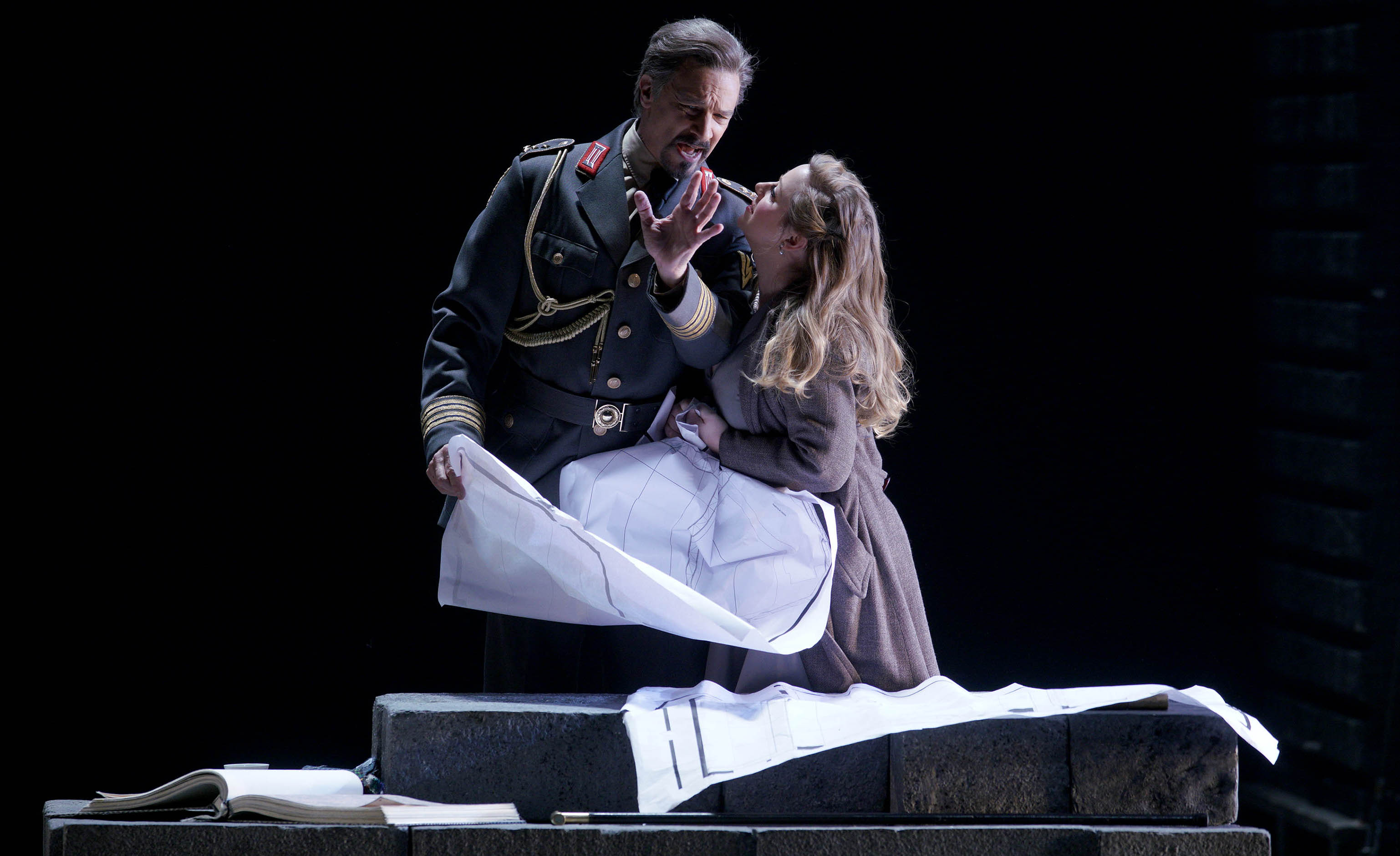 El oro del Rin. Greer Grimsley (Wotan) / Sophie Bevan (Freia). © Javier del Real | Teatro Real.