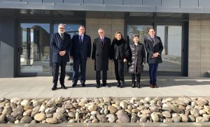 De izquierda a derecha: el alcalde de Lérida, Félix Larrosa; el consejero delegado de Sorigué, Luis Villena; José Guirao; la presidenta de Sorigué, Ana Vallés; la delegada de Gobierno, Teresa Cunillera; y el subdelegado, José Crespín.