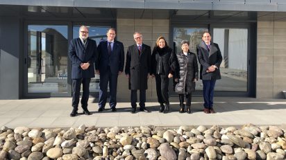 De izquierda a derecha: el alcalde de Lérida, Félix Larrosa; el consejero delegado de Sorigué, Luis Villena; José Guirao; la presidenta de Sorigué, Ana Vallés; la delegada de Gobierno, Teresa Cunillera; y el subdelegado, José Crespín.