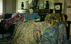 La artista inglesa Madge Gill realizando una manta con hilos de seda insertados en una lona, 1947. La manta contiene al menos dos millones de puntadas y es el resultado de seis meses de trabajo. Fotografía: Paul Popper / Popperfoto / Getty Images.