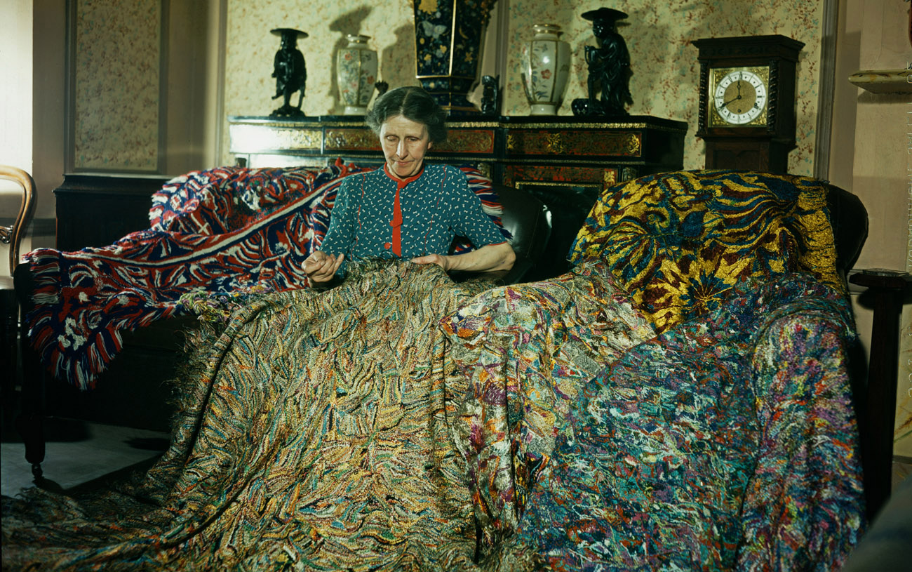 La artista inglesa Madge Gill realizando una manta con hilos de seda insertados en una lona, 1947. La manta contiene al menos dos millones de puntadas y es el resultado de seis meses de trabajo. Fotografía: Paul Popper / Popperfoto / Getty Images.