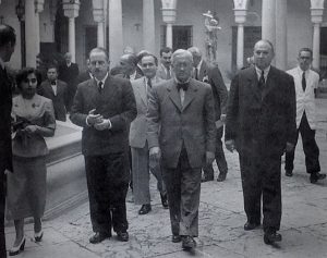 ¡El doctor Alexander Fleming en la visita al Hospital de la Caridad de Sevilla junto al doctor Francisco Navarro López en junio de 1948.