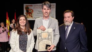Ana Abade (Google), el ganador del 54 Premio Reina Sofía, Jorge Gallego, y José Gabriel Astudillo, presidente de la AEPE.