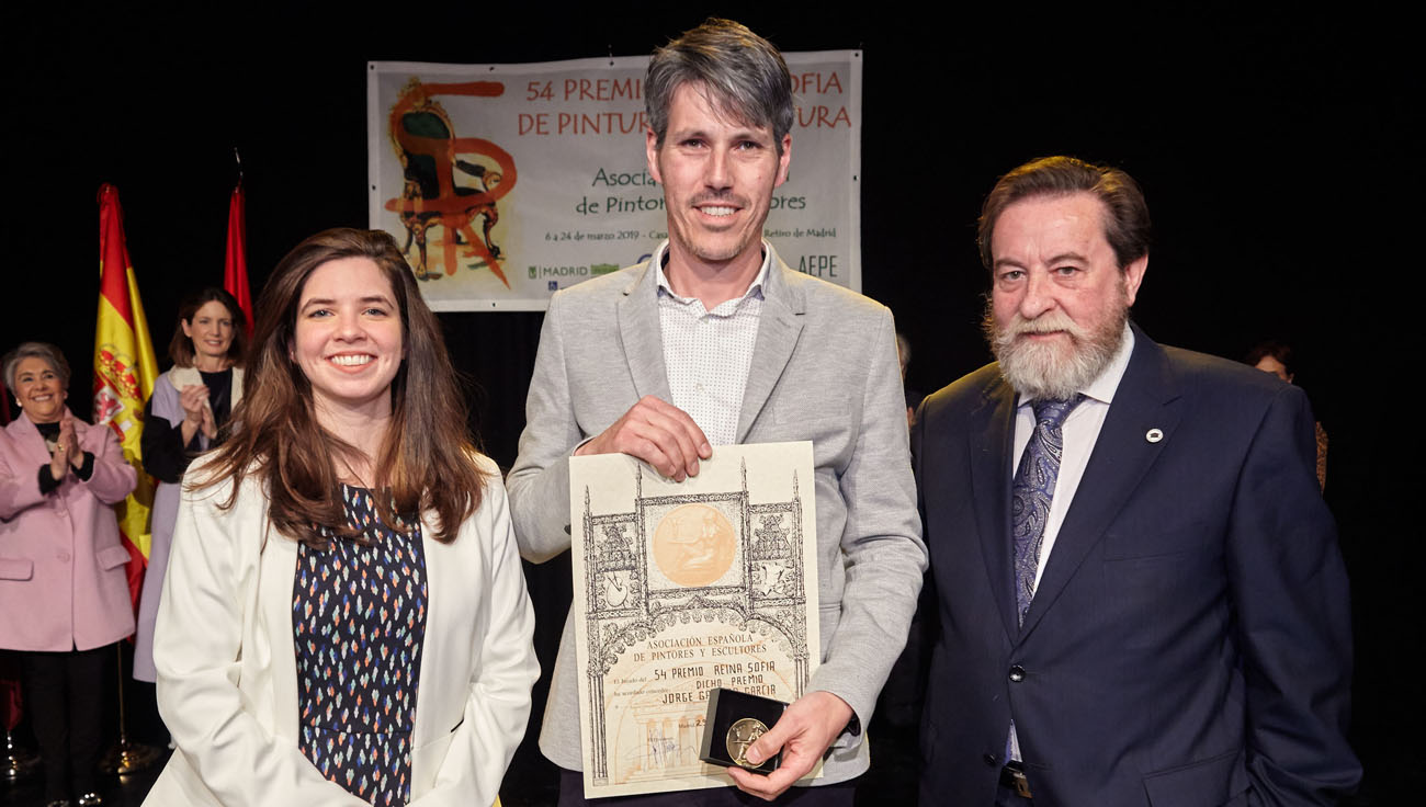 Ana Abade (Google), el ganador del 54 Premio Reina Sofía, Jorge Gallego, y José Gabriel Astudillo, presidente de la AEPE.