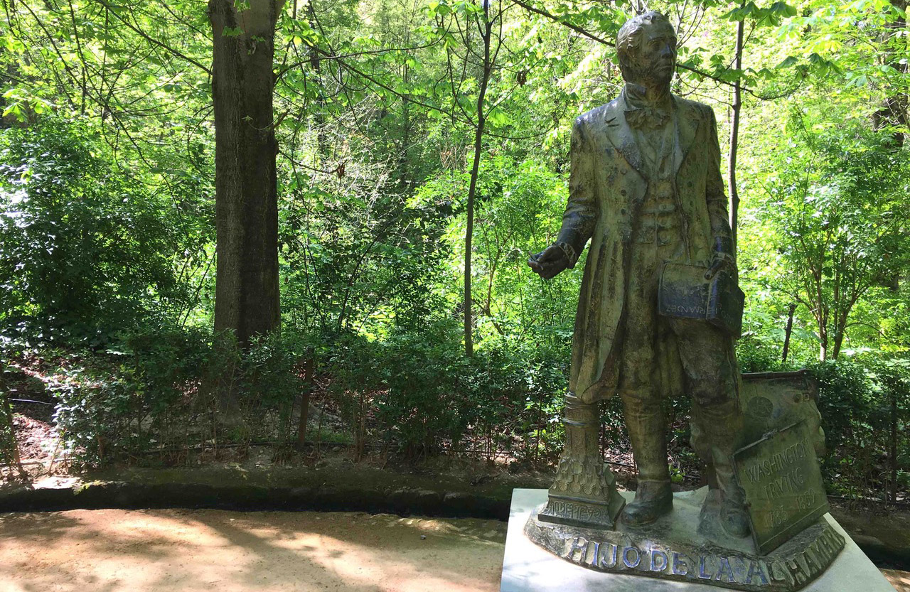 Estatua dedicada a Washington Irving en la Alhambra.