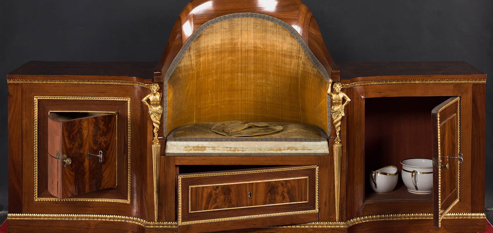 Mueble de aseo o retrete de Fernando VII. Ángel Maeso González (1776-1849). Madera de caoba y palosanto, terciopelo y bronce dorado, 70 x 214 x 58 cm, 1830. Madrid, Museo Nacional del Prado.