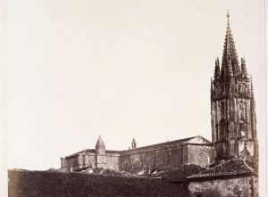 Charles Clifford, vista de la calle San Juan y la torre de la catedral de Oviedo, 1854.