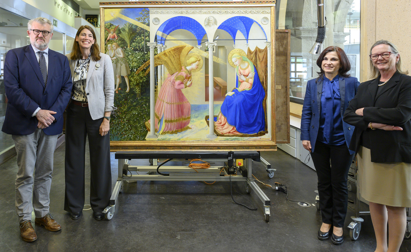 Miguel Falomir, director del Museo del Prado; Christina Simmons, Executive Director de American Friends; Almudena Sánchez, restauradora, y Simonetta Brandolini, presidenta de Friends of Florence, junto a 'La Anunciación' de Fra Angelico. ©Museo Nacional del Prado.