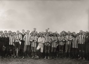 Rodolfo Albasini. Equipo del Sport Club de Huesca. Campo de fútbol de la Estación, Huesca. Agosto de 1911. De izquierda a derecha, Jorge Cajal, Mariano López Torrente, Rafael Bescós, Laclaustra, [portero], [sin identificar], Manuel Chaure, [sin identificar], otro López Torrente, [sin identificar] y José Gallostra.
