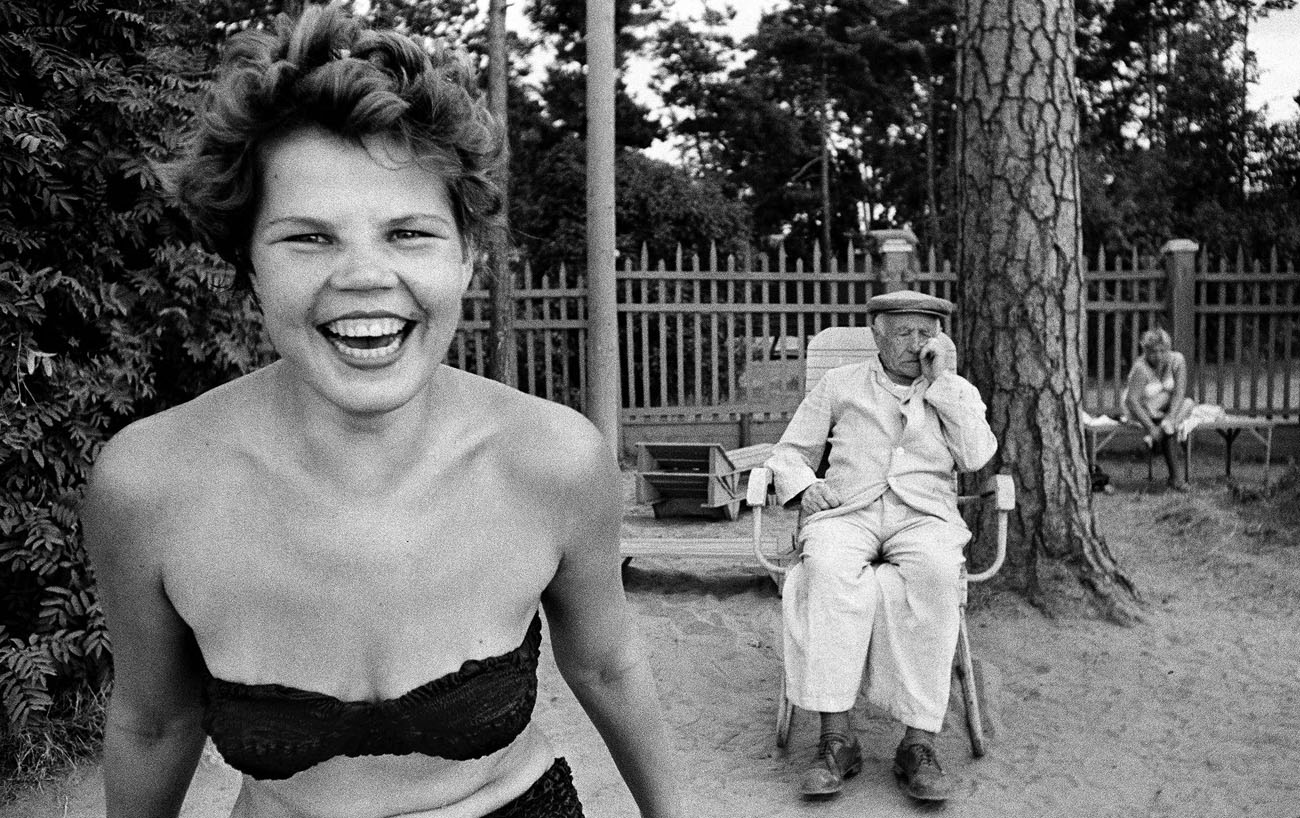Bikini, Moscova river’s beach, Moscow 1959 ©William Klein.