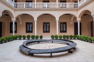 La obra 'Anillos de humo 2: Túneles concéntricos sesgados, no comunicantes', de 1980, preside el patio central del Museo Picasso Málaga.