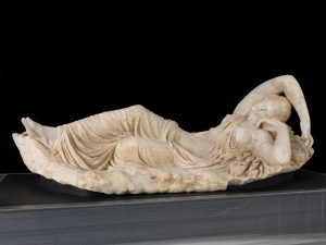 Ariadna dormida. 150 - 175. Mármol blanco, 99 x 238 cm. Museo del Prado.