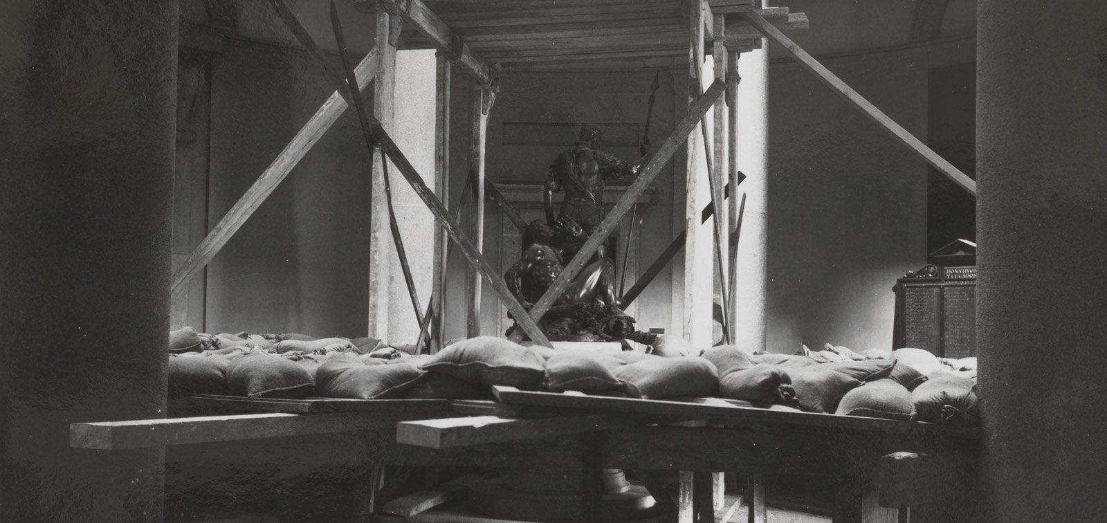 Museo del Prado, rotonda principal durante la guerra con la escultura de Pompeo Leoni, 'Carlos V y el Furor'.