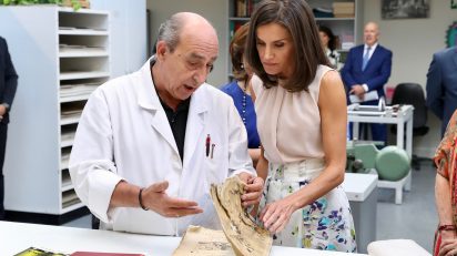 Doña Letizia estuvo acompañada por el ministro de Cultura en funciones, José Guirao, la presidenta del Patronato de la BNE, Soledad Puértolas, y la directora de la Biblioteca, Ana Santos Aramburo.