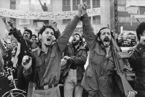 Abbas. Militantes armados delante de la embajada de Estados Unidos en Teherán durante la toma de rehenes iniciada el 4 de noviembre de 1979, 1979. Collection Centre Pompidou, París. Musée national d'art moderne - Centre de création industrielle. ©Abbas / Magnum Photos.