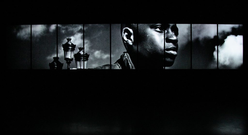 Eamonn Doyle, Niall Sweeney, David Donohoe, Kevin Barry. 'Made In Dublin', 2019 [edición madrileña], fotograma vídeo-miriorama animado nueve monitores independientes de vídeo de 55 pulgadas con sonido cuadrafónico, dimensiones totales de la pantalla: 124 × 641 cm. Encargo original de ThisIsPopBaby para Where We Live, Dublín, 2018. Cortesía de los artistas. © Eamonn Doyle, Niall Sweeney, David Donohoe, Kevin Barry.