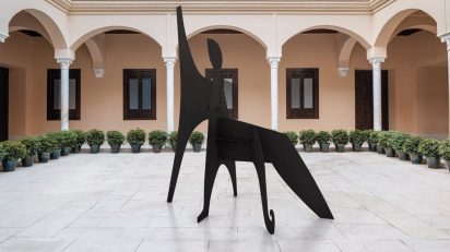 Una imagen del patio del Museo Picasso Málaga, en donde durante todo el periodo de la exposición 'Calder-Picasso' se ha instalado la escultura 'Sabot' (1963) de Alexander Calder. © 2019 Calder Foundation, New York/VEGAP, Madrid © Museo Picasso Málaga.