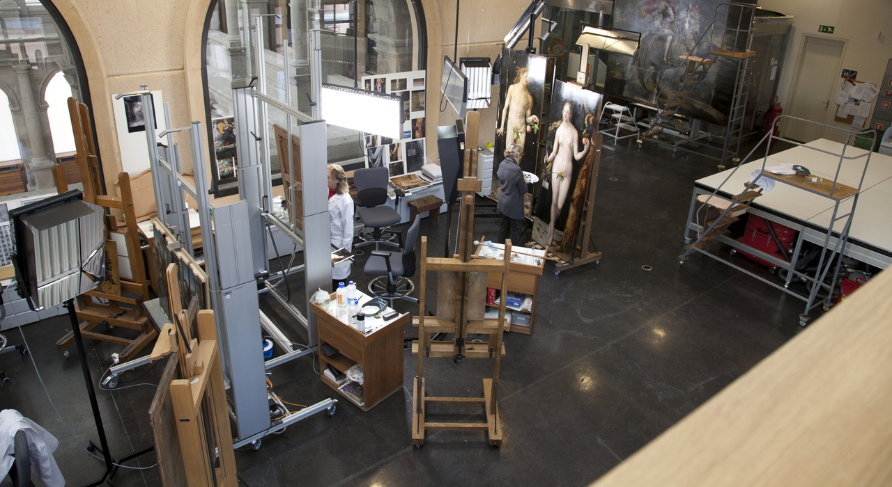 Trabajos de restauración en los talleres del Museo del Prado.