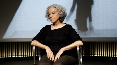 Àngels Ribé durant el rodatge de "Fons #03: Àngels Ribé" al MACBA, 2011. Foto: Gemma Planell / MACBA.