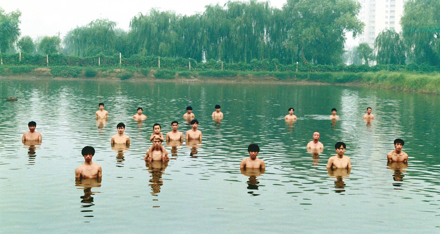 ZHANG HUAN. To Raise the Water Level in a Fish Pond (Middle view) (1997). Colección MUSAC.