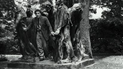 Patricia Matisse. Alberto Giacometti en el parque Eugène Rudier de Vésinet posando entre 'Los Burgueses de Calais', de Auguste Rodin, 1950. Archivos Fondation Giacometti, París.