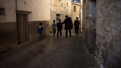 España, Teruel, comarca del Maestrazgo, Pitarque. El maestro Alberto Toro, con sus alumnos (de dcha. a izda.) Begoña, Eloy, Ismael y Achraf. © Navia.