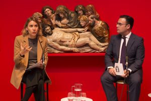 La comisaria, Érika Goyarrola, y el director de CaixaForum Sevilla, Moisés Roiz, presentan la exposición 'Poéticas de la emoción'.