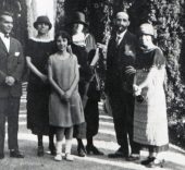 De izquierda a derecha, Federico García Lorca, Zenobia Camprubí, Isabel García Lorca, Emilia Llanos y Juan Ramón Jiménez y Concha García Lorca en Granada en 1924. FUNDACIÓN FEDERICO GARCÍA LORCA.