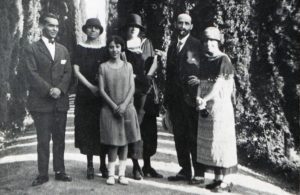 De izquierda a derecha, Federico García Lorca, Zenobia Camprubí, Isabel García Lorca, Emilia Llanos y Juan Ramón Jiménez y Concha García Lorca en Granada en 1924. FUNDACIÓN FEDERICO GARCÍA LORCA.