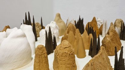 Stefano Bonacci. 'Paesaggio', 2019. Instalación de piezas de carámica.