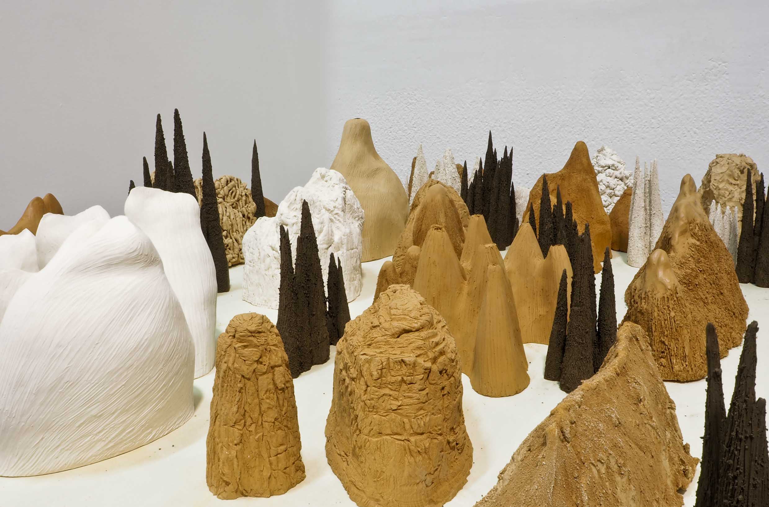 Stefano Bonacci. 'Paesaggio', 2019. Instalación de piezas de carámica.