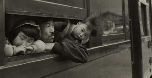 Shomei Tomatsu. The Trip [El viatge / El viaje]. 1959. Fotografía a las sales de plata, copia de época 1971. © Shomei Tomatsu - INTERFACE.