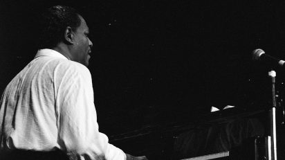 Le pianiste américain de jazz McCoy Tyner en concert à Deauville (Normandie, France) en 1989. De Roland Godefroy - Trabajo propio, CC BY 2.5, https://commons.wikimedia.org/w/index.php?curid=1858359