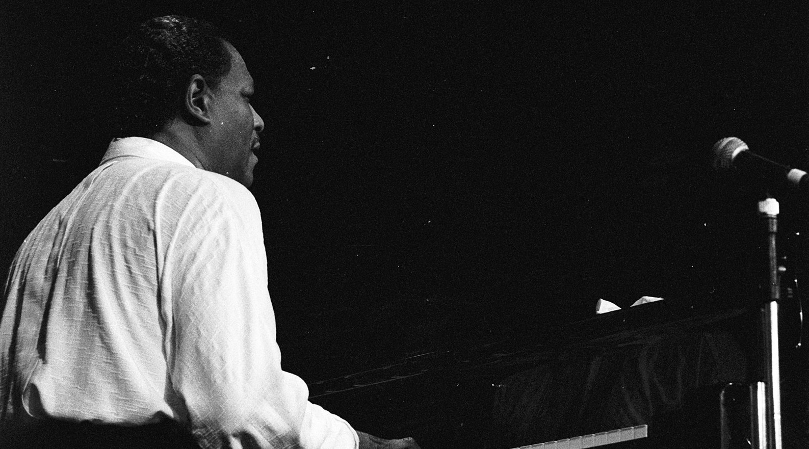 Le pianiste américain de jazz McCoy Tyner en concert à Deauville (Normandie, France) en 1989. De Roland Godefroy - Trabajo propio, CC BY 2.5, https://commons.wikimedia.org/w/index.php?curid=1858359