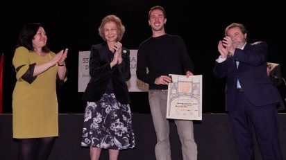 Doña Sofía entrega el diploma acreditativo al ganador del 55 Premio Reina Sofía de Pintura y Escultura, Manuel Díaz Meré.