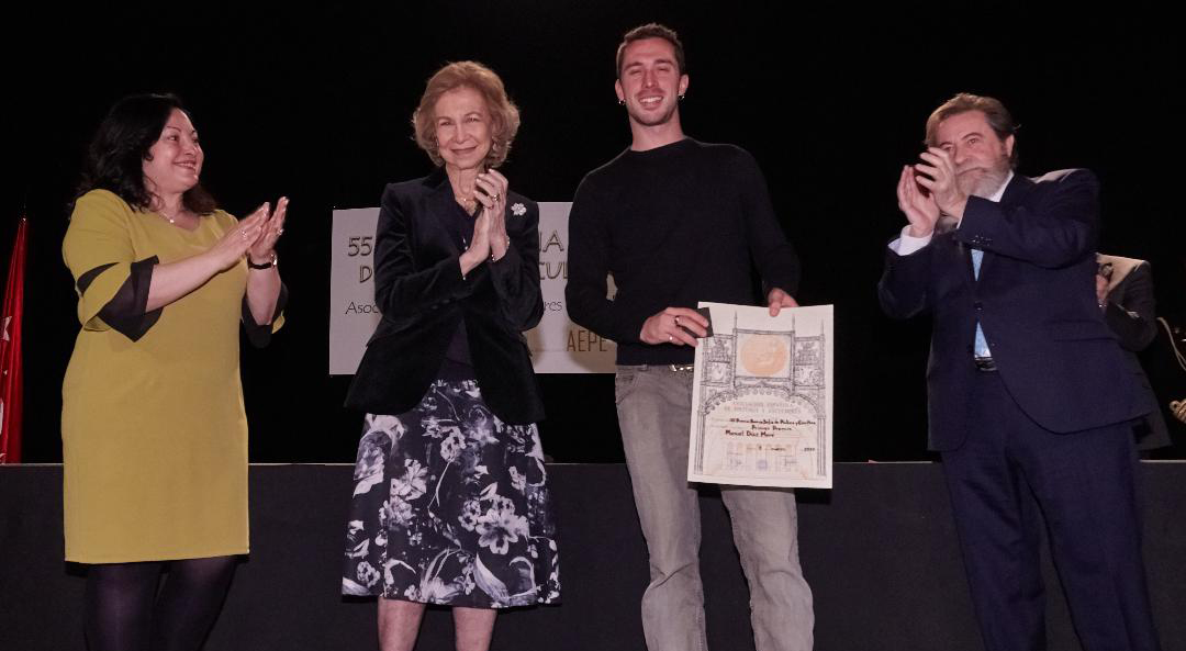 Doña Sofía entrega el diploma acreditativo al ganador del 55 Premio Reina Sofía de Pintura y Escultura, Manuel Díaz Meré.