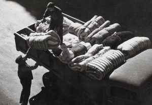Recogida de colchones para los refugiados (1936), de Pérez de Rozas. ARXIU FOTOGRÀFIC DE BARCELONA.