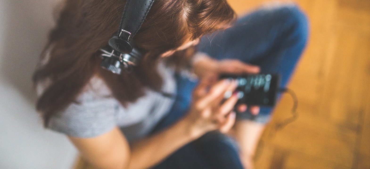 hand-music-girl-woman-hair-technology-722639-pxhere.com