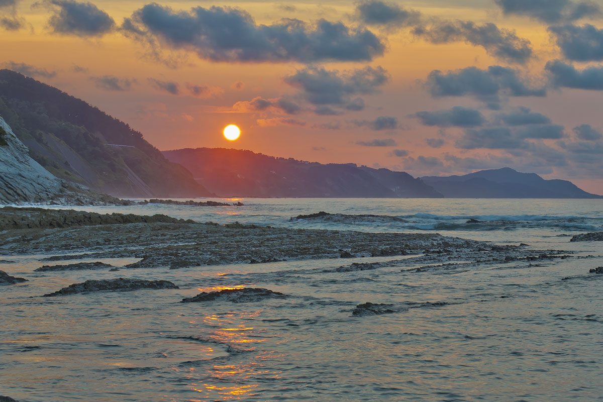 Playa de Sakoneta, marea alta. © Luis Domingo.