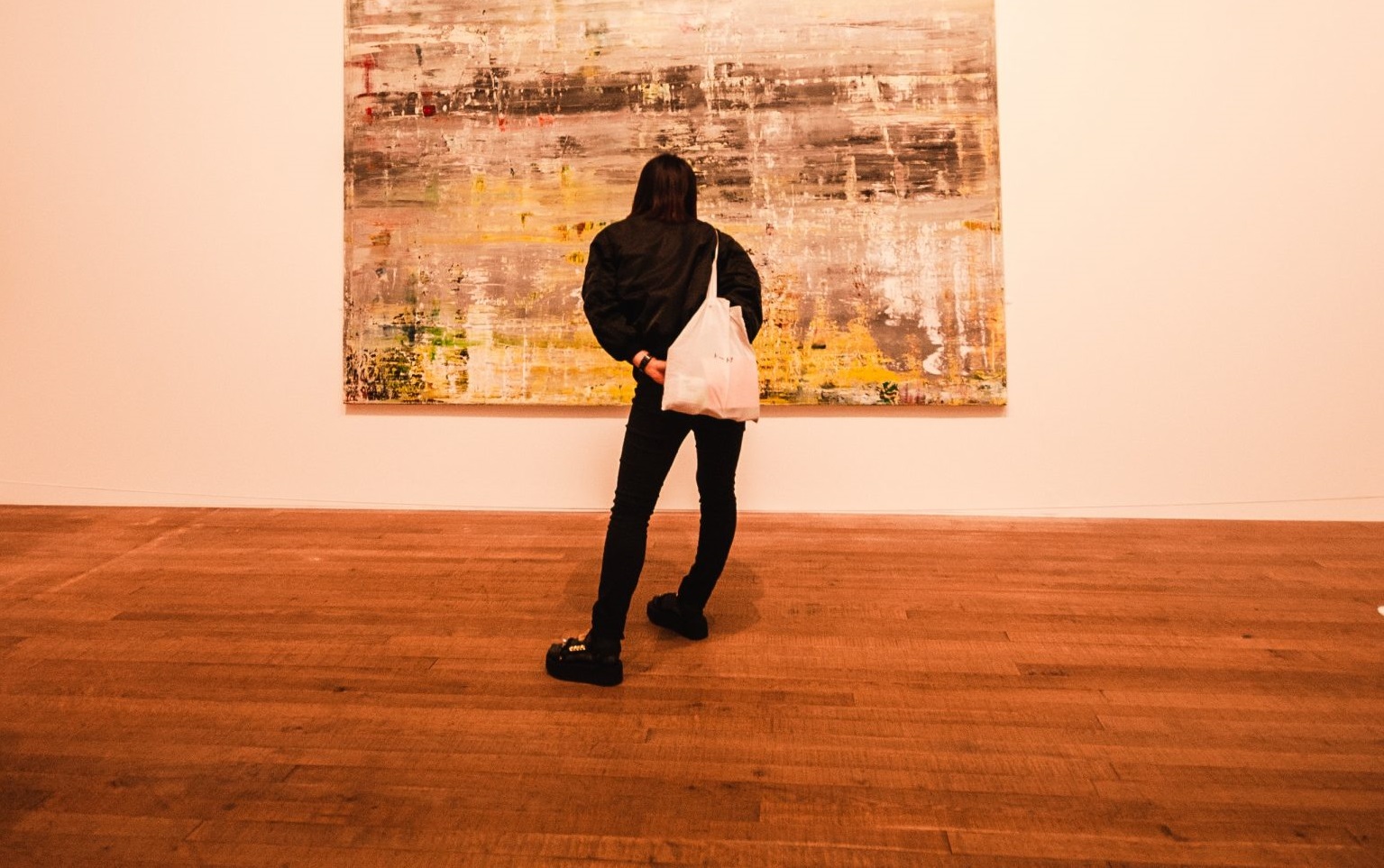 woman-studying-a-painting-2527393-1536x1536