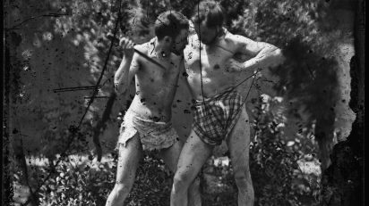 Placa fotográfica de Ramón y Cajal (derecha) jugando con un amigo. LEGADO CAJAL.