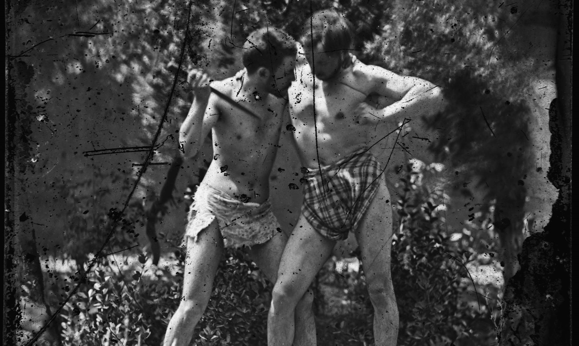 Placa fotográfica de Ramón y Cajal (derecha) jugando con un amigo. LEGADO CAJAL.