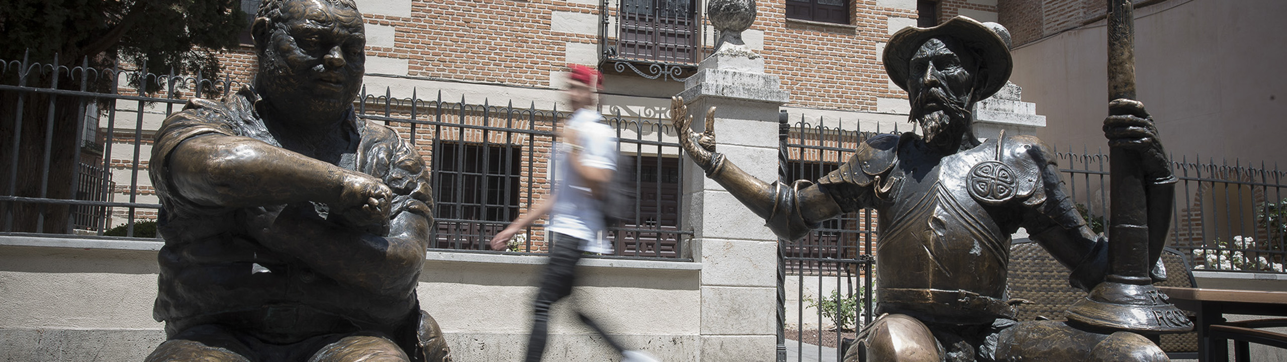 Estatuas de Don Quijote y Sancho frente a la casa natal de Cervantes.