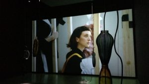 Leonor Serrano Rivas. 'The dream Follows the Mouth (of the one who interprets it)', 2018. Instalación audiovisual: esculturas y vídeo (2 canales).