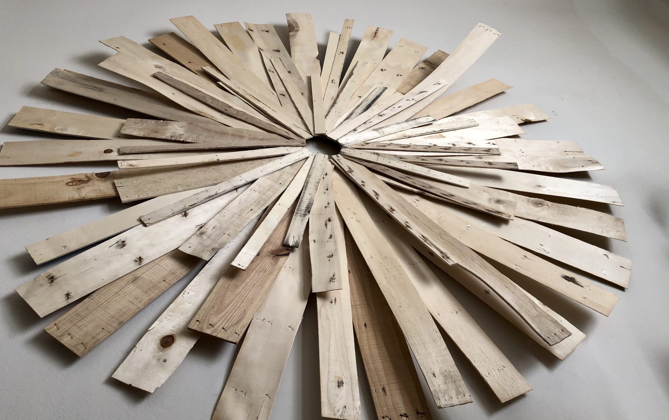 'Sol de Málaga'. Manuel Moreno Fernández. Tablillas de madera procedentes de cajas de fruta.