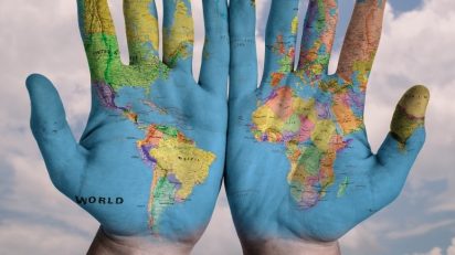 hands_world_map_global_earth_globe_blue_creative-760381.jpg!d