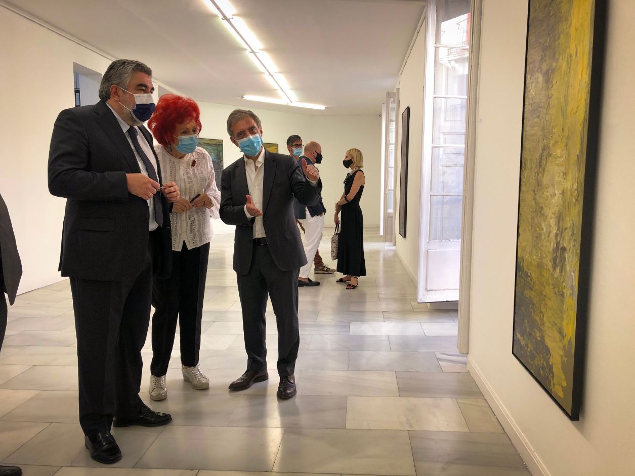 En su paseo, el ministro ha estado acompañado por el secretario general de Cultura, Javier García Fernández, y por el director del Museo Reina Sofía, Manuel Borja-Villel.