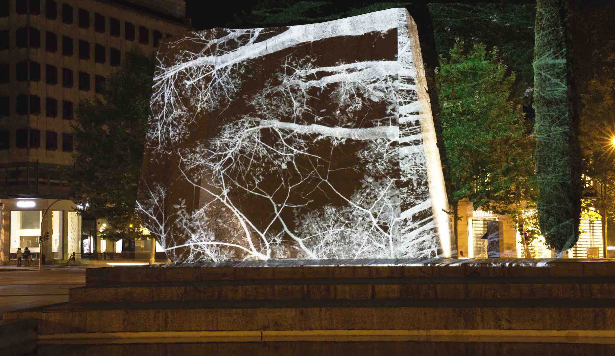 El artista visual Javier Riera despliega en la Plaza de Colón su último proyecto, 'Ondulación en sombra'.