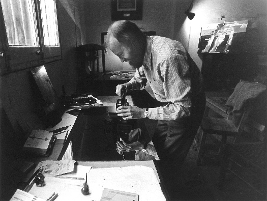 Manolo Millares grabando una de las planchas de 'Antropofauna' en el taller de Gustavo Gili en Barcelona, 1970. © Cortesía de Editorial Gustavo Gili S.L. Foto: Tony Vidal.